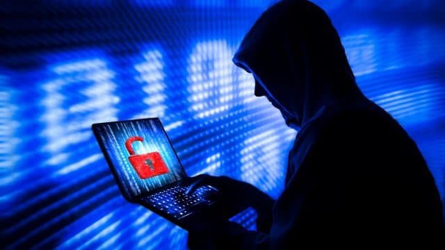 Imagen destacada: Cómo identificar si te llega un correo falso con remitente SAT.