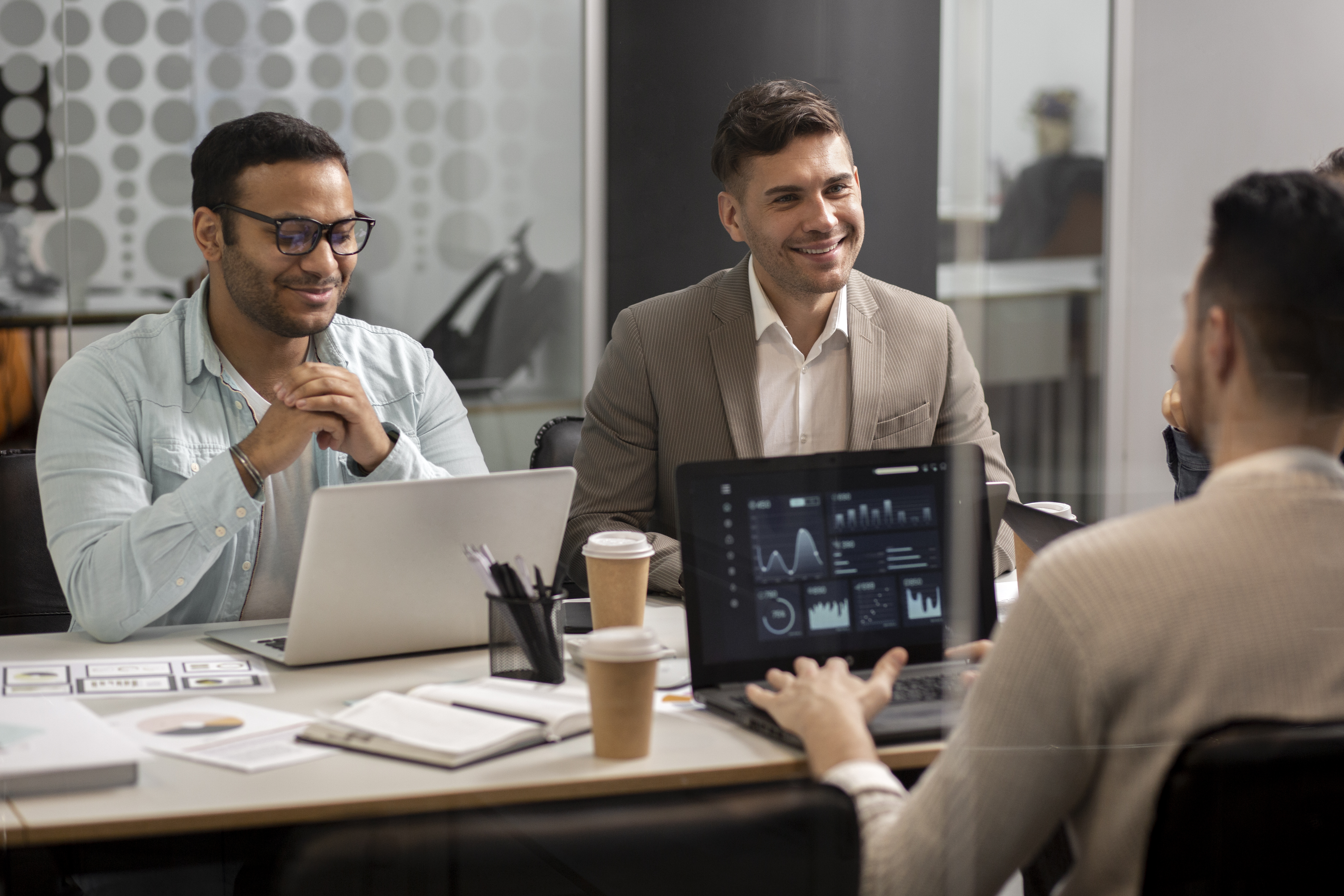Imagen de Aurum Consulting mostrando su operación moderna y equipo de trabajo