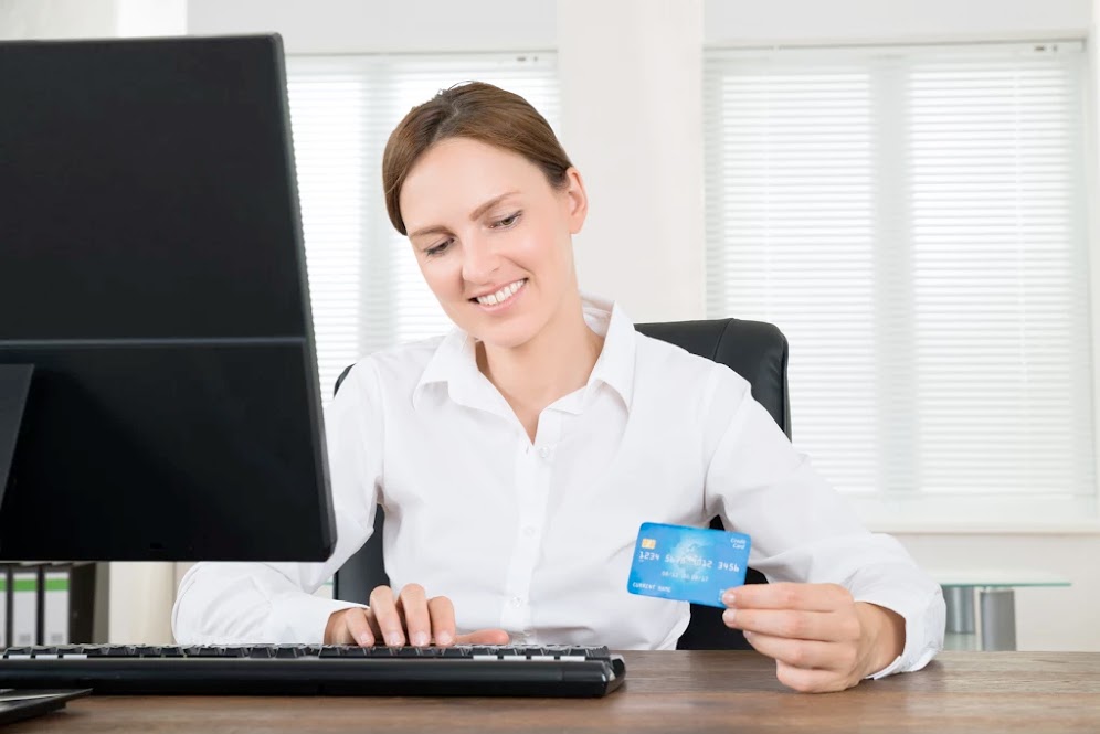 mujer usando su tarjeta de crédito de manera responsable